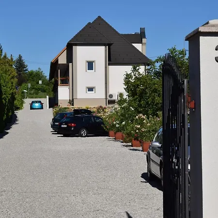 Platan Apartmanhaz Aparthotel