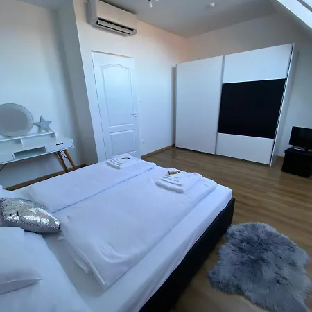 Platan Apartmanhaz 아파트호텔 Balatongyörök