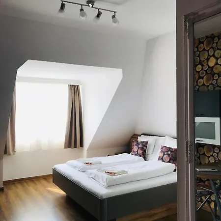 Ξενοδοχείο με διαμερίσματα Platan Apartmanhaz 4*