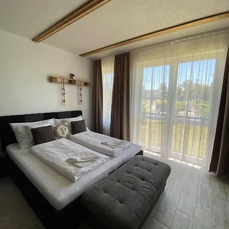 Ξενοδοχείο με διαμερίσματα Platan Apartmanhaz 4*