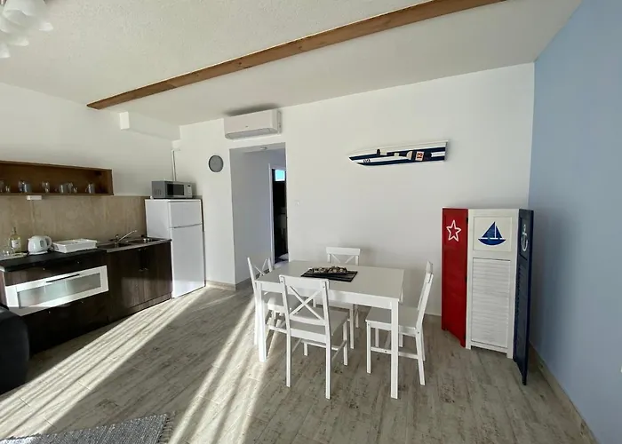 Platan Apartmanhaz מלון דירות